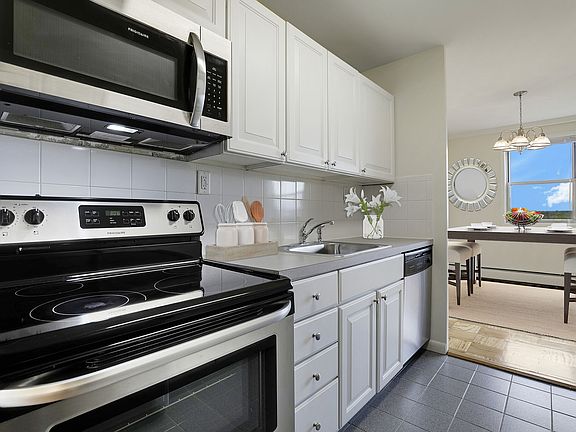 3rd image of 10 Landing Ln APT 4D