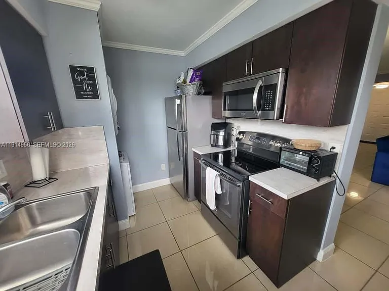 960 N Franklin Ave — Photo 18