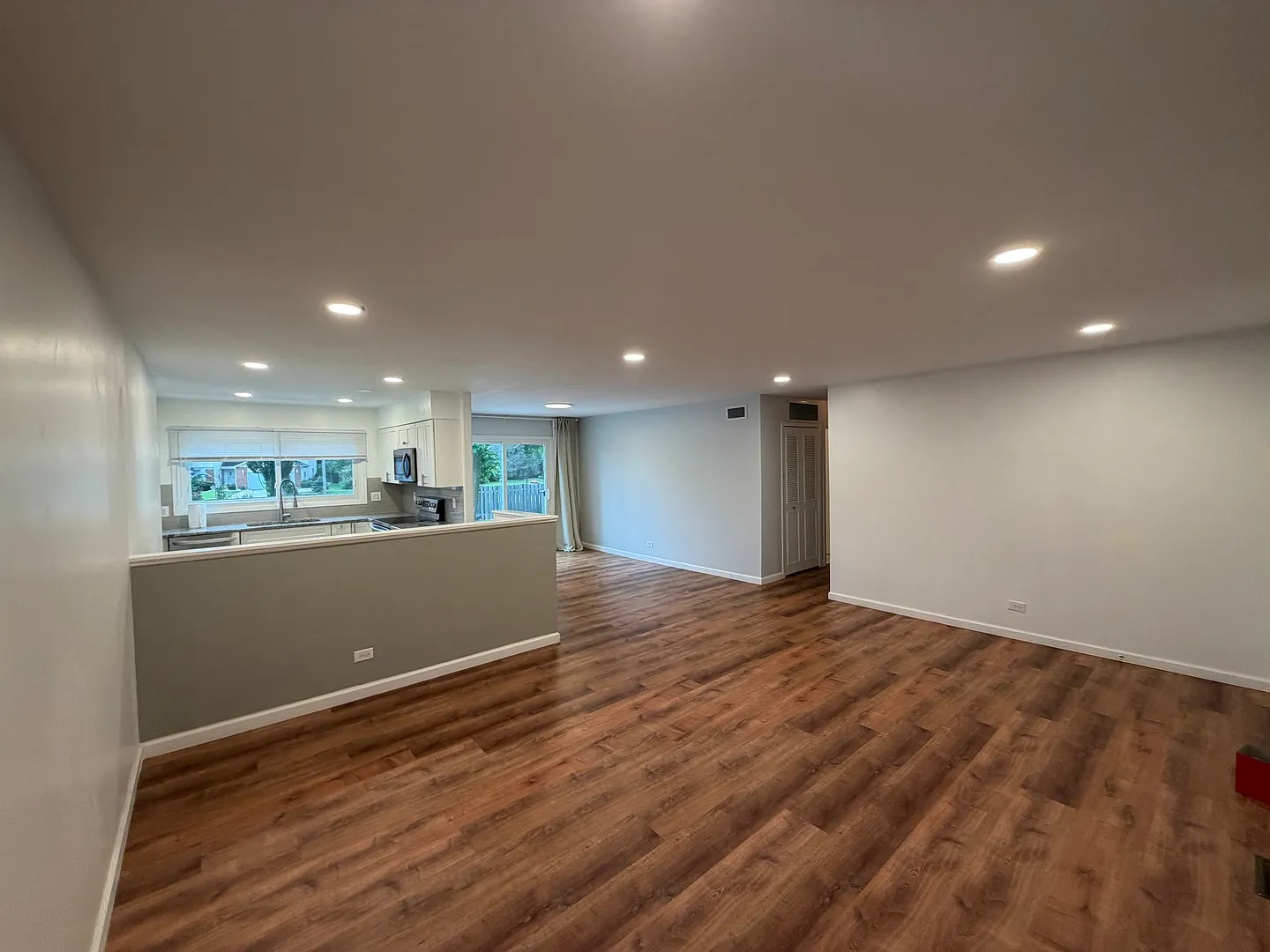 3 bed, 1176 sqft, $3,300 — Photo 3
