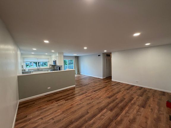 3rd image of 930 Dorncliff Ln