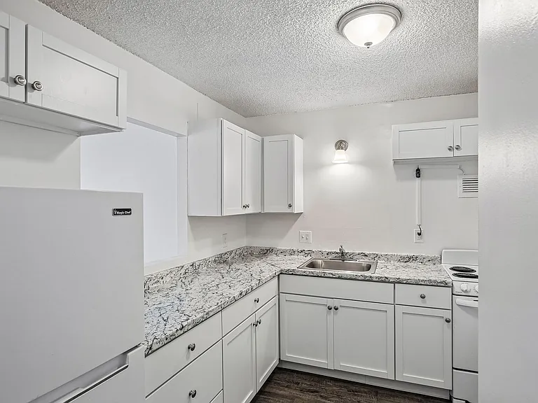 Riverview Apartments — Photo 35