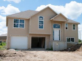 1236 S Delaware St, Tonganoxie, KS 66086