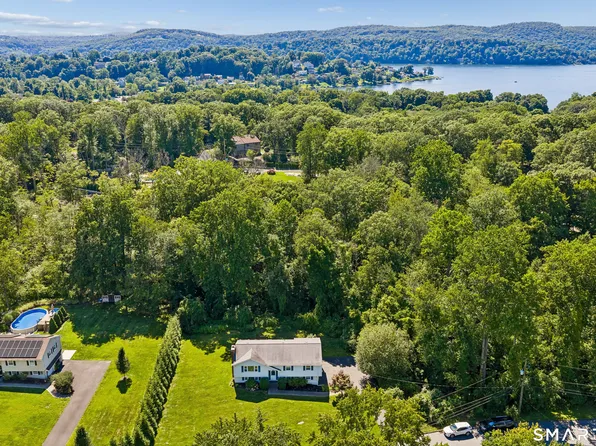 18 Woodcreek Road, Brookfield, CT 06804