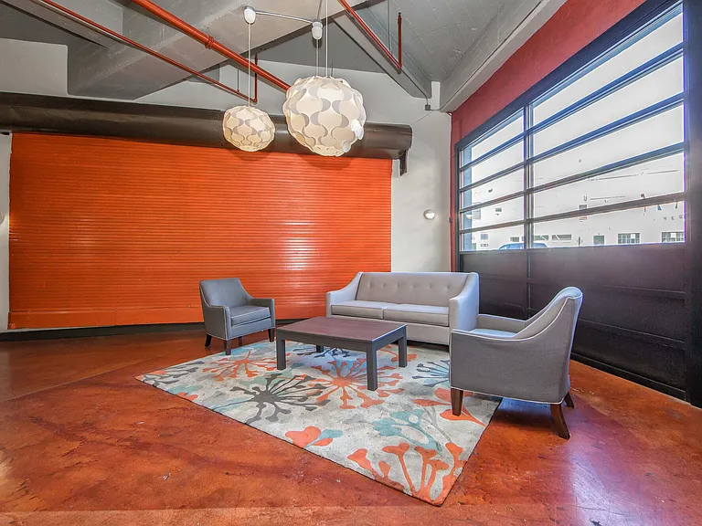 District Square Apartments — Photo 12