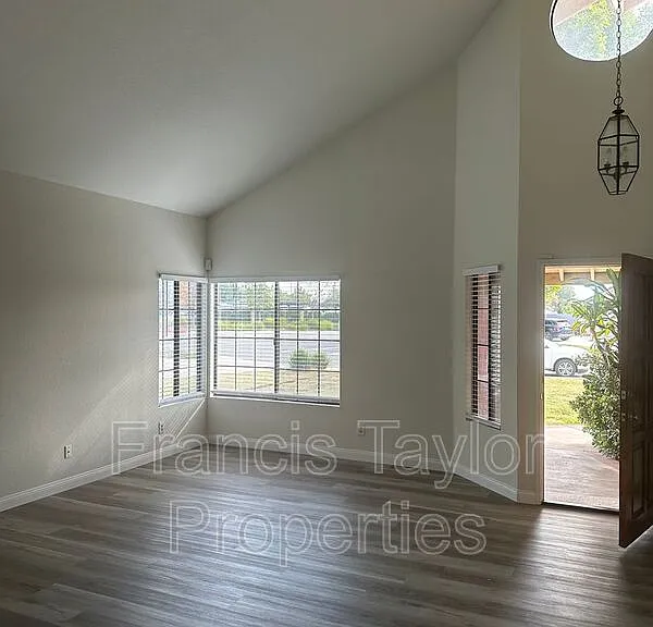 954 Cornwell Ct — Photo 4