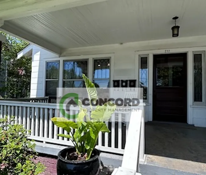 711 Summit Ave #B — Photo 2