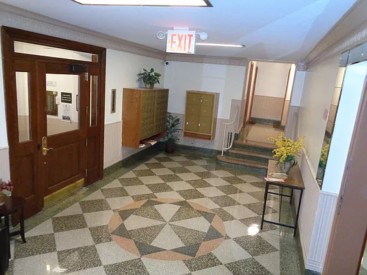 Sold by Thomas Lipovetsky, LREB | media 12