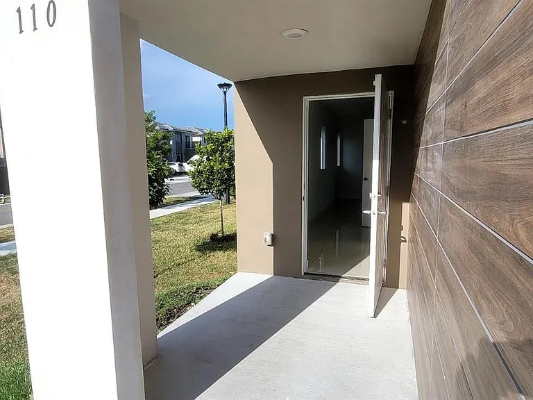110 NW 11th Ct — Photo 4