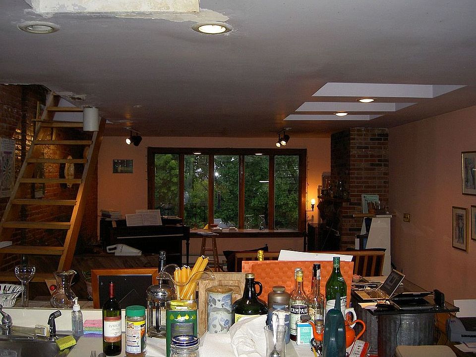 Open Loft-style kitchen / lvng rm w/ skyline view bay window