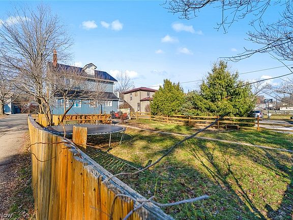 2nd image of 604 W Lincoln Way