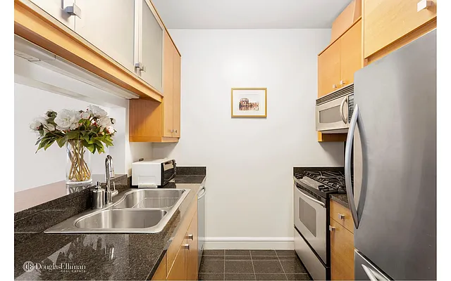 Rented by Douglas Elliman | media 22