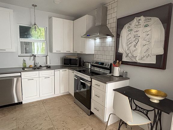 5th image of 130 Yacht Club Dr APT 1