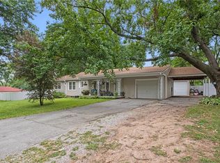 122 Woodland Rd, Lansing, KS 66043