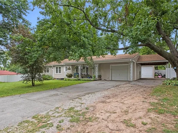 122 Woodland Rd, Lansing, KS 66043