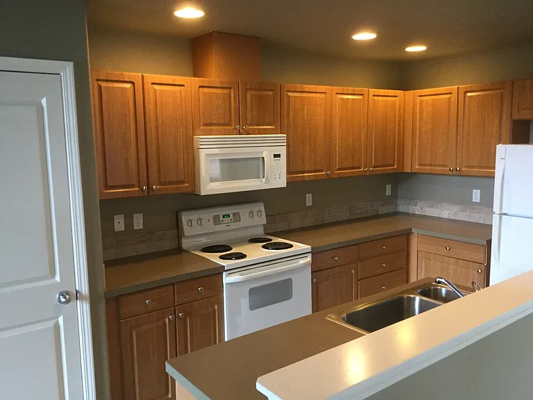375 SW Garfield — Photo 3