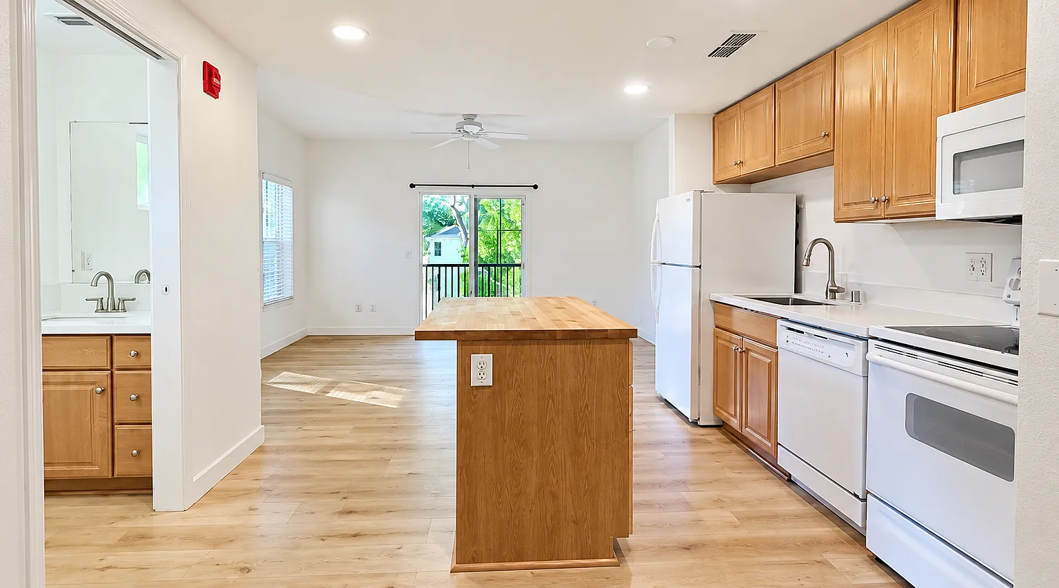 2 bed, 1.5 bath, 1010 sqft, $2,425 — Photo 2