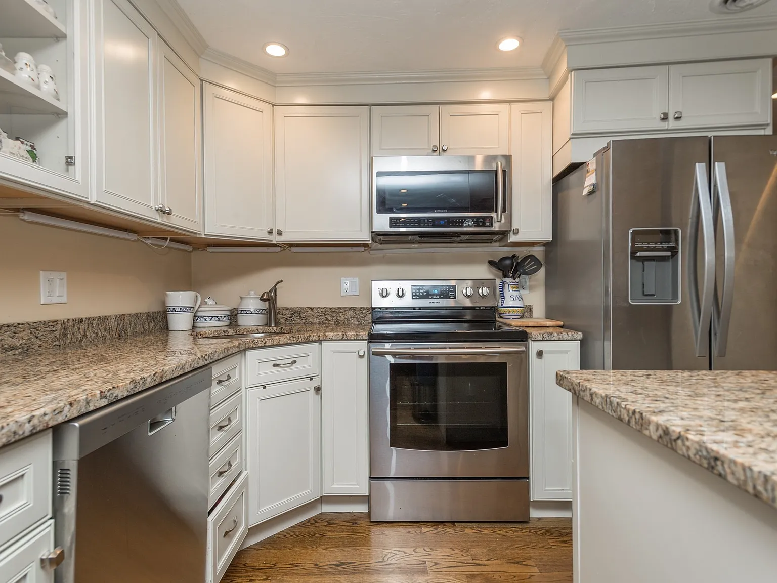 2 bed, 970 sqft, $3,900 — Photo 4