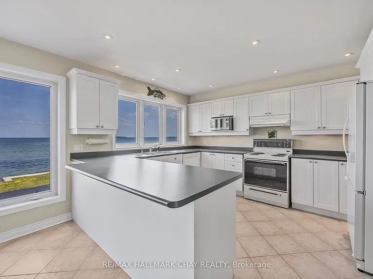 2653 Leonard St — Photo 17