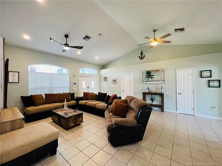 1309 Carlton Ct — Photo 8