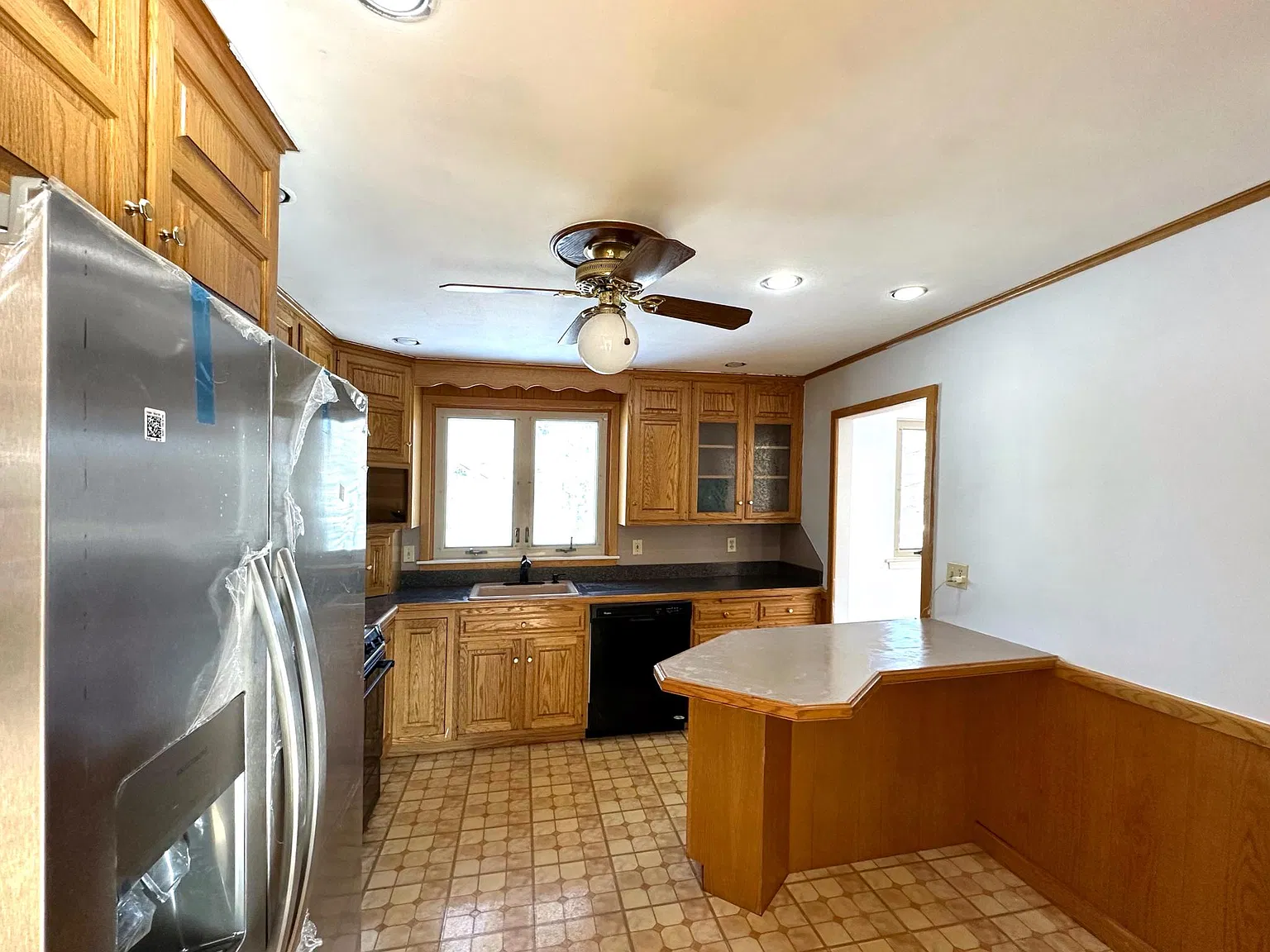 5 bed, 2400 sqft, $2,900 — Photo 4