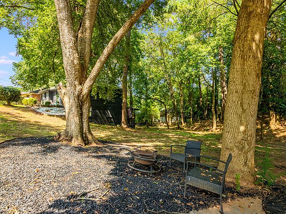 4th image of 2112 Holly Hill Dr