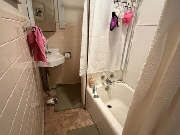 3rd image of 732 1/2 Massachusetts St #1B-1Ba-710Sqft