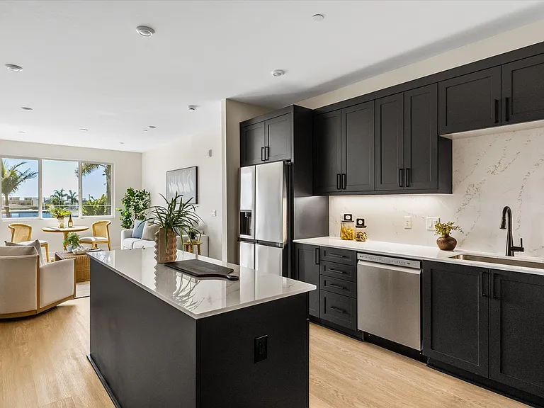 401 W Grand Ave #202 — Photo 2