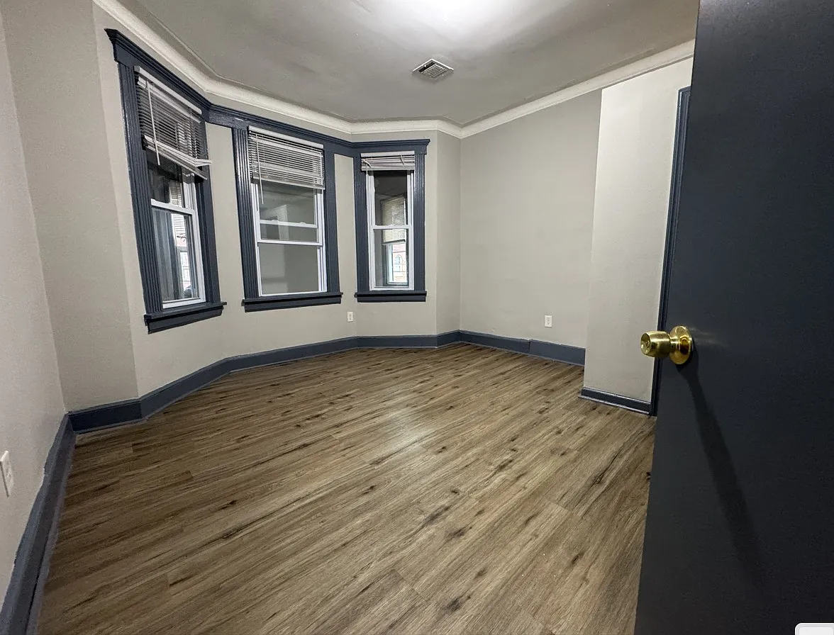 3 bed, 1000 sqft, $2,500 — Photo 3