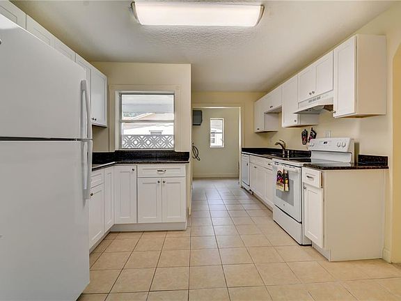 3rd image of 1431 Villa Ct