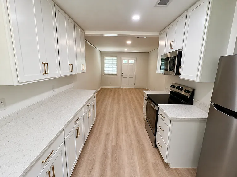 2906 Lincoln St — Photo 5