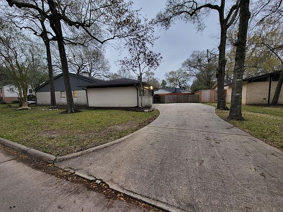 3rd image of 4002 Rolling Green Dr