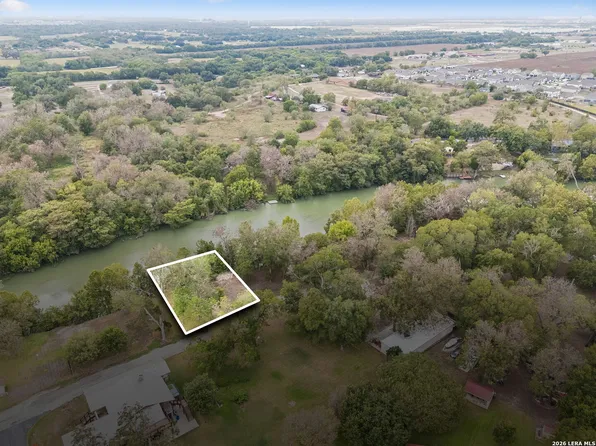 8 RIVER OAK DR, Seguin, TX 78155