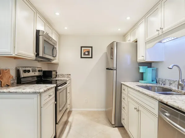 614 Executive Center Dr APT 102, West Palm Beach, FL 33401