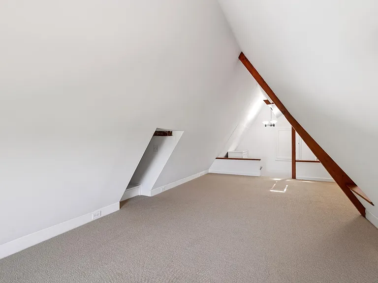 111 Windsor Ave — Photo 36