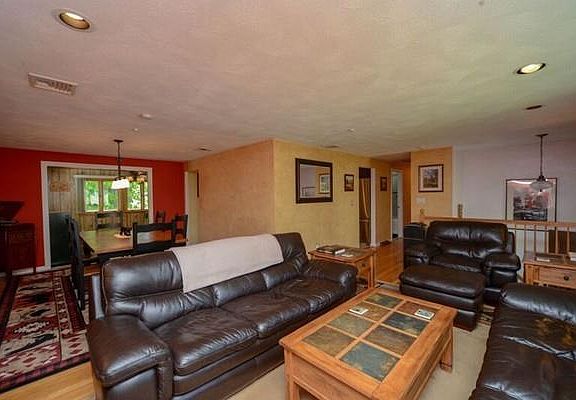 3rd image of 6 Highland Glen Dr