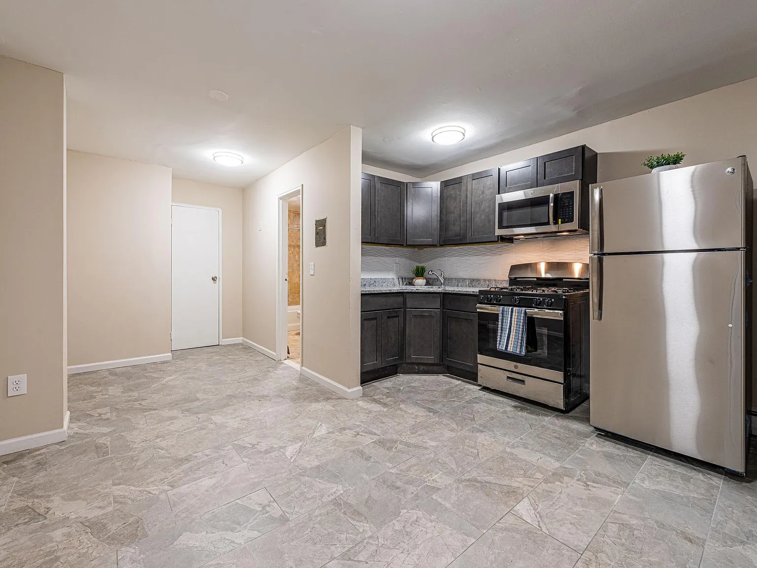3 bed, 600 sqft, $2,600 — Photo 3
