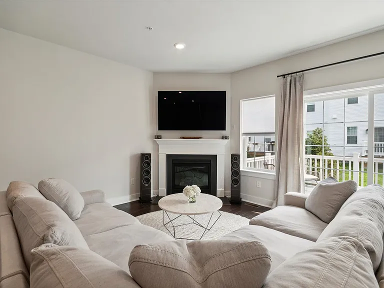 155 Livingston Ln — Photo 10