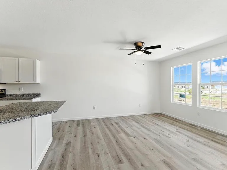 1148 Harbor Dr — Photo 7