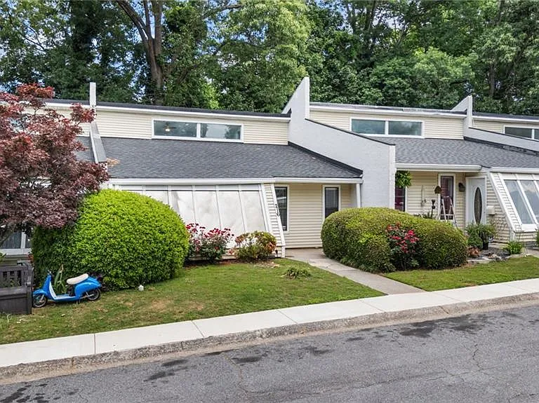 216 Goshen Ln — Photo 3
