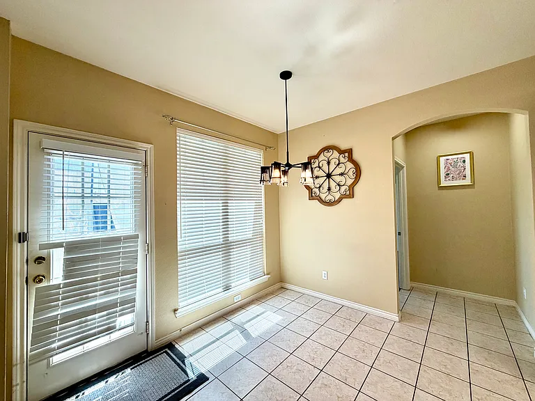 902 Rockton Dr — Photo 9