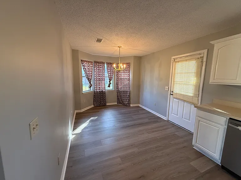 112 NE Jamey Ln — Photo 6