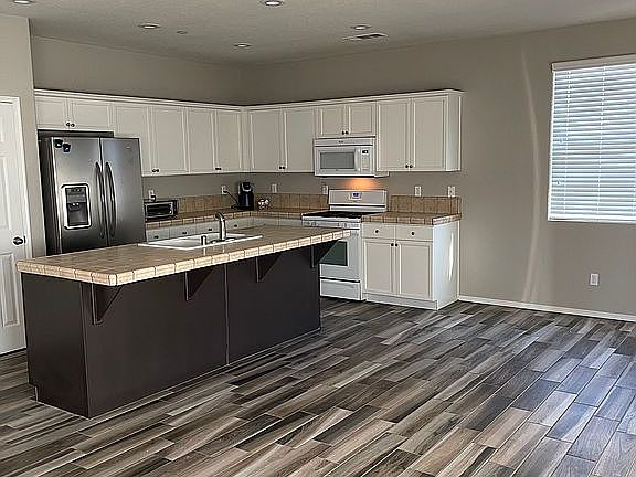 4th image of 2465 Claret Ave