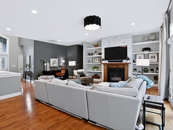 4th image of 2032 S Hawksmoore Dr