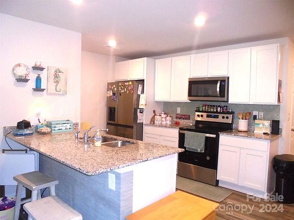3rd image of 246 Winston Ln