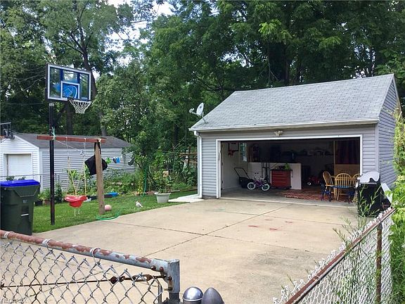 3rd image of 525 Broadway St E
