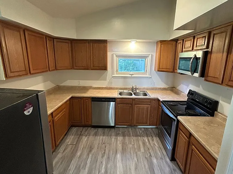 11301 Herrick Ave — Photo 9