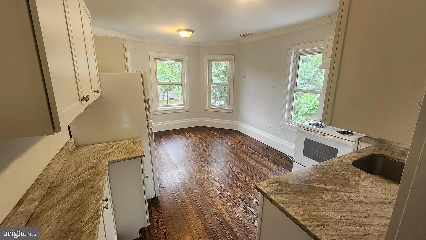 2 bed, 1.0 bath, 1200 sqft, $1,550 — Photo 3