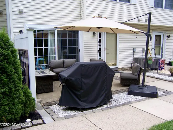 35 Phoenix Court, Tinton Falls, NJ 07712
