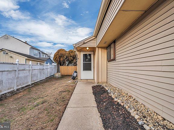 4th image of 18 Chiswick Dr
