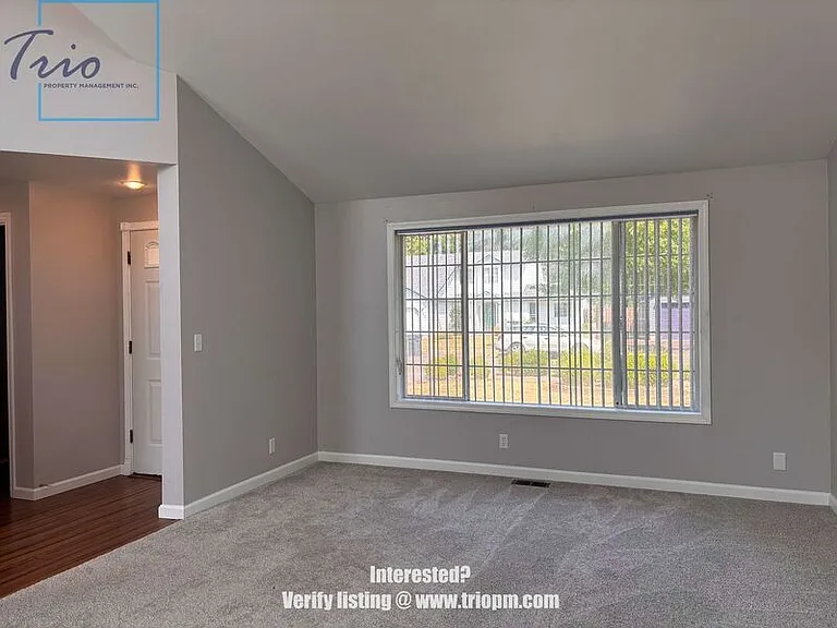 694 Driftwood Dr — Photo 2